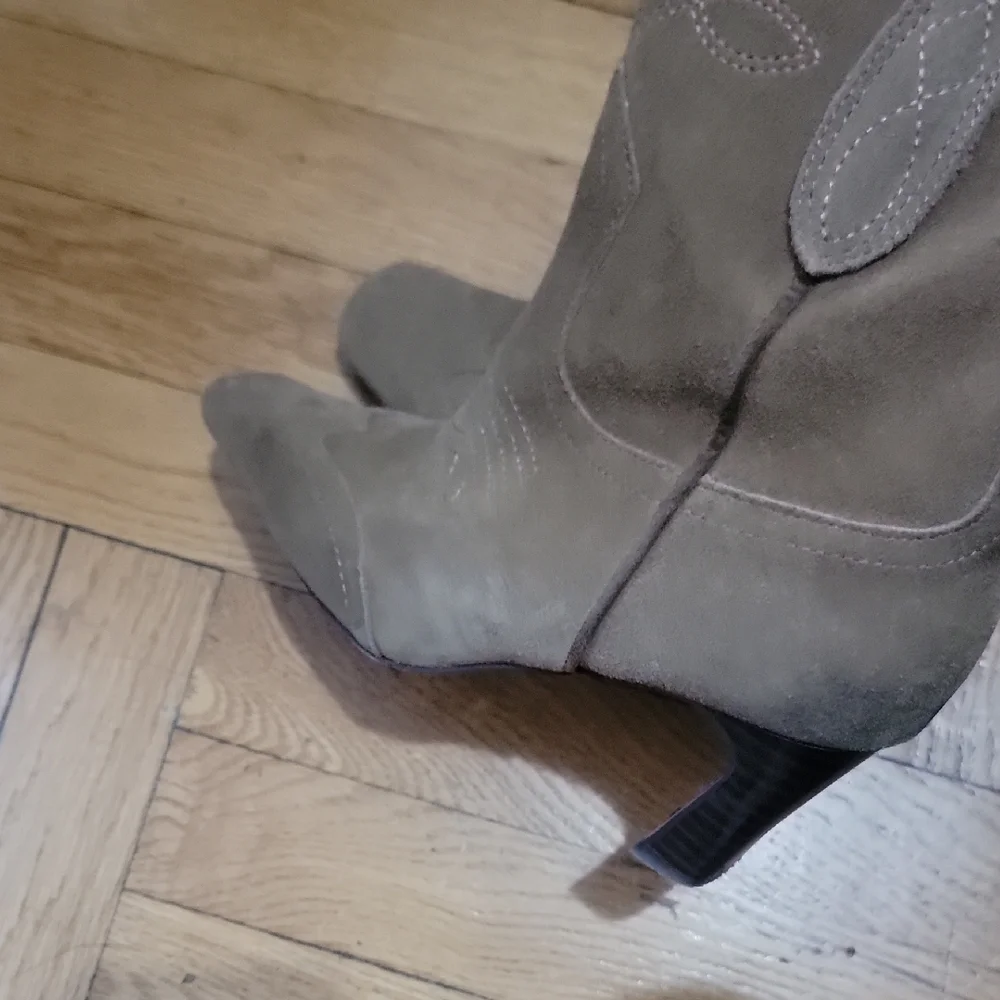 Steve Madden Taupe Suede Western Ankle Boots - Picture 4 of 6